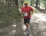 Die waldreiche Laufstrecke und die wenigen Sonnenstrahlen genie&szlig;t Ottfried Bach.