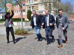 Ralf Klar von der Wobau Sta&szlig;furt (v.l.), Oberb&uuml;rgermeister Sven Wagner und Eugen Keller von den Stadtwerken proben den Start mit der Organisatorin Sabine B&ouml;rner. Foto: Franziska Richter, Volksstimme