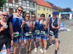 Ungewohntes Outfit bei den Bode-Runners: So richtig wohl f&uuml;hlten sich Stefan Sindermann und Deb&uuml;tant Daniel Wuwer nach dem Einschwimmen nicht. 