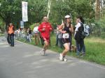 Gemeinsam geht es besser- um seine Frau Jana beim Jedermannstriathlon anzuspornen begleitet sie Ingo Bieganski ein St&uuml;ck. 