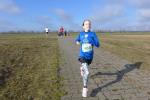Laufen hat auch ein bisschen was vom Fliegen – so wie hier Rieke Lucie Zaschke dem zweiten Gesamtplatz weiblich &uuml;ber 1,2 Kilometer entgegen fliegt.