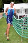 Nachdem Steffen Sch&ouml;ler nach dem Schwimmen intern in F&uuml;hrung liegend im Wechselgarten einige Teamkollegen ziehen lassen musste, kam er am Ende als dritter Gaensefurther ins Ziel. 