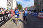 Verdammt hei&szlig; wurde es auf den Runden des Zehn-Kilometer-Laufs auch f&uuml;r Daniel und Janine Wuwer, die nach diesem City-Run f&uuml;r ihren ersten Marathon in Berlin bereit sein werden (v.l.)