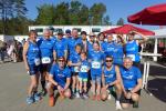Aufstellung zum sonnenreichen Gruppenfoto, nachdem die J&uuml;ngsten ihren Lauf bereits hinter sich hatten: Alexander Topf, Emily und Lotta Siebert, Rieke Lucie Zaschke, Daniel Wuwer und Jens-Uwe B&ouml;rner (u.v.l.) sowie Christa und Harald F&uuml;mel, Jens Kunkel, Thomas Braun, Olaf Bothe, Jan Zaschke, Nancy Bothe, Stefan Sindermann, Kathleen Mahler, B&auml;rbel Lallecke, Kirsten Geist und Renate Liedtke (o.v.l.).