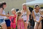 Die M&auml;dchen der Dance Factory verzauberten das Publikum beim Sommerfest der Wohnst&auml;tte Am Wachtberg in Hecklingen 
und animierten zum Mitmachen. Foto: Volksstimme vom 24.7.