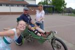 Boderunner Jan Zaschke, gehandicapt durch eine Knie-OP,  und Ehefrau Nicole, die ebenfalls L&auml;uferin ist, wollten sich die Zeremonie nicht entgehen lassen. Denn doch auch die Vereinsmitglieder Rieke Lucie Zaschke und Emily Siebert hatten ma&szlig;geblichen Anteil am Erfolg des Sch&uuml;lerteams.   