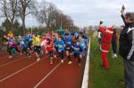 Der Nikolaus und der Vereinsvorsitzende Lothar Maruhn starteten die Laufgruppen über 30 und 60 Minuten. Der Nikolaus und der Vereinsvorsitzende Lothar Maruhn starteten die Laufgruppen über 30 und 60 Minuten.
