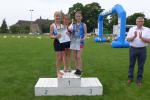 In der weiblichen Klasse unter zw&ouml;lf Jahre siegte Emily Siebert (Mitte) &uuml;ber die 1,4 Kilometer, zweite wurde Lina Friedrich vom SV Kali Wolmirstedt (li.). Den dritten Platz aus den Reihen der Gaensefurther, erlief sich Jette Zaschke (re.).