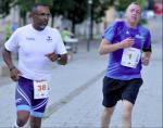 Sta&szlig;furts Oberb&uuml;rgermeister Sven Wagner (r.) absolvierte seine zehn Kilometer rund um den Sperlingsberg zusammen mit Matthias Lampe.