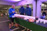 Jens-Uwe B&ouml;rner freut sich &uuml;ber den aufgetischten Topfkuchen.