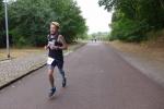 Stefan Otto von der Gaensefurther Sportbewegung baut &uuml;ber die Halbmarathondistanz den Vorsprung auf den Zweitplatzierten am Ende auf fast acht Minuten aus.