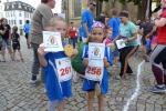 Gl&uuml;cklich im Ziel und kaum verausgabt: Rieke Lucie Zaschke und Lenya Schielke (v.l.) pr&auml;sentieren stolz ihre Teilnehmerurkunden.