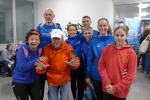 Vor dem Start zum F&uuml;nf-Kilometer-Nachtlauf in L&uuml;bbenau gab es ein Wiedersehen mit Sport-Adi: „Mach mit, mach’s nach, mach’s besser“
