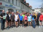 Um 12 Uhr waren die Stadtwerke in Bernburg erreicht,  Aufstellung zur &Uuml;bergabe der Gru&szlig;botschaften.