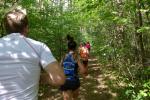 Nach 1,5 Stadionrunden geht es im Wald zun&auml;chst im G&auml;nsemarsch weiter, &uuml;berholen schwierig. Ab Kilometer Zwei werden die Waldwege dann breiter.