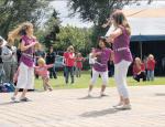 Die Popmäuse treten hier auf. Die kleinen Kinder finden die Tanzschritte toll und wollen gleich mitmachen. Foto: Volksstimme Die Popmäuse treten hier auf. Die kleinen Kinder finden die Tanzschritte toll und wollen gleich mitmachen. Foto: Volksstimme
