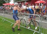 Florian B&ouml;rner steht bereit f&uuml;r die 20 km lange Radstrecke, die Olaf Moch in 38:04 Minuten bereits absolviert hat.