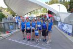 Die Bode-Runners der Gaensefurther Sportbewegung vor der imposanten Feuerstein Arena, die als Start und Ziel den teilnehmenden Bode-Runners der Gaensefurther Sportbewegung eine beeindruckende Kulisse bot: Emily Siebert (vorn), Jens-Uwe und Sabine B&ouml;rner, Kirsten Geist, Anke Delius, Stefan Sindermann und Susi Bechstein (h.v.l.).
