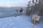 Nachdem das Eis am Ufer aufgehakt war, ging es f&uuml;r die 'Eisf&uuml;&szlig;e' ins 2 Grad warme Wasser.