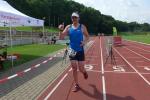 Triathlet Christian Anders l&auml;uft zufrieden in das Quedlinburger Stadion ein.