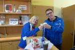 Ein Becher Glühwein ist für Petra Becker und Nico Mahler genau das richtige. Ein Becher Glühwein ist für Petra Becker und Nico Mahler genau das richtige.