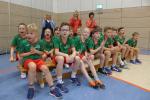 Mit gro&szlig;er Begeisterung verfolgen die Grundsch&uuml;ler aufmerksam das sportliche Geschehen.