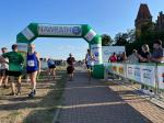 Vier Gaensefurther starteten beim Tangerm&uuml;nder Lichterlauf: Hier Stefan Sindermann und Daniel Wuwer beim Zieleinlauf (v.l.)