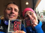 Stolz pr&auml;sentieren die beiden Finisher des Bank of American Chicago Marathon ihre Medaillen (Nico und Kathleen Mahler v.l.)