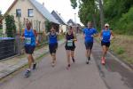 Gesucht und gefunden: Im gleichen Lauftempo absolvieren Josef Hindricks, Nancy Bothe, Nico Mahler und Claudia Meier den letzten Kilometer ihrer Strecke. Befreundete L&auml;ufer nimmt man gerne in die Mitte.