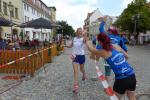 Keine zwei Stunden hat Kirsten Geist f&uuml;r die anspruchsvolle Strecke &uuml;ber die Halbmarathondistanz gebraucht und wird herzlich von den Bode-Runners im Ziel empfangen.