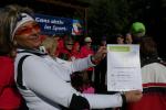 Ilka Bartheld-Pfeiffer freut sich &uuml;ber ihre Teilnehmerurkunde nach sechs Kilometer Walking
