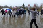 Von einer z&uuml;nftigen Erw&auml;rmung lie&szlig;en sich die Laufteilnehmer auch durch kr&auml;ftigen Regen nicht abhalten. 