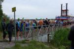 Letzter Gru&szlig; an die zur&uuml;ckbleibenden Fans, bevor der Schaufelraddampfer „Queen Arendsee“ zum Schwimmstart auf den See hinausf&auml;hrt. Mit dem Sprung ins k&uuml;hle Nass wird sich der Pulsschlag noch etwas steigern.