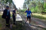 Dirk Meier hat auf seiner zweiten Runde bereits viele Lauffreunde der Sechs- und 11,5-Kilometer-Strecke &uuml;berholt. Nach dem Getr&auml;nkestand geht es f&uuml;r die Sechser in Richtung Ziel. F&uuml;r Meier sind es noch neun Kilometer bis dahin.
