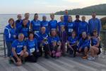 Die Bode-Runners der Gaensefurther Sportbewegung vor der beeindruckenden Kulisse des Geiseltalsees (u.v.l.): Jens-Uwe und Sabine B&ouml;rner, Olaf Bothe mit „Nicky“, Jan, Jette und Rieke Zaschke, Kathleen Mahler, Stefan Sindermann, Sandra Homann (h.v.l.): Nicole Zaschke, Tom Kr&uuml;ger, Claudia Geist, Oliver Klepsch, Aileen Sch&ouml;nherr, Nancy Bothe, Renate Liedtke, Janine Wuwer, Edgar Schmidtke, Annika Delius, André und Kirsten Geist, Andy Schmidt (J&uuml;rgen G&uuml;nther und Harald F&uuml;mel fehlen)