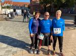 Das Trio Kathleen Mahler, Stefan Sindermann und Renate Liedtke unternahm einen Abstecher zum Burger Rolandlauf und mischte im Elbe-Ohre-Cup mit. Liedtke erlief in ihrer Altersklasse W65 sogar den zweiten Platz. Das Trio Kathleen Mahler, Stefan Sindermann und Renate Liedtke unternahm einen Abstecher zum Burger Rolandlauf und mischte im Elbe-Ohre-Cup mit. Liedtke erlief in ihrer Altersklasse W65 sogar den zweiten Platz.