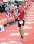 Beim Ironman in Frankfurt genießt Jörg Alex die letzten Meter auf dem roten Teppich in Richtung Ziel. Foto: Volksstimme von Privat Beim Ironman in Frankfurt genießt Jörg Alex die letzten Meter auf dem roten Teppich in Richtung Ziel. Foto: Volksstimme von Privat