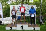Nur nicht verk&uuml;hlen nach dem 5,6 Kilometerlauf! Jens Stampnik (re.) freute sich &uuml;ber seinen dritten Platz in der Altersklasse M40 und will das n&auml;chste Rennen auf keinen Fall verpassen. 