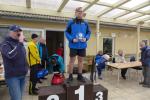 Tom Kr&uuml;ger durfte ganz oben auf das Siegerpodest klettern, um den Pokal f&uuml;r den Sieg im Novo Nordisk  Landescup 2019 in Empfang zu nehmen.