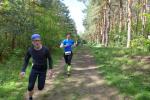 Sabine B&ouml;rner (r.) holte sich beim Kaiser-Otto-Lauf &uuml;ber 21 km den Altersklassensieg.