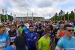 Dichtes Gedr&auml;nge von 11000 Teilnehmern, die gemeinsam am Olympiastadion starteten.  