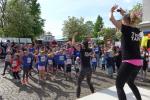 Bevor es losging, stand die n&ouml;tige Erw&auml;rmung im Vordergrund. Daf&uuml;r sorgten die M&auml;dels vom Taifun Fitness aus Sta&szlig;furt und die Teilnehmer waren mit voller Begeisterung dabei.