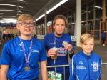 Es muss nicht immer Marathon sein! Das Gef&uuml;hl - ich war dabei - kann man auch auf den k&uuml;rzeren Strecken genie&szlig;en. Stefan Otto ist f&uuml;r den Gaensefurther Nachwuchs allemal ein Vorbild (Tom und Marc Kr&uuml;ger mit Stefan Otto) 