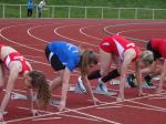 Alina Bohndorf (2.v.l.) erzielte im 100m Lauf eine gute Zeit, aber für eine Medaille reichte es nicht bei der Bezirksmeisterschaft. Alina Bohndorf (2.v.l.) erzielte im 100m Lauf eine gute Zeit, aber für eine Medaille reichte es nicht bei der Bezirksmeisterschaft.