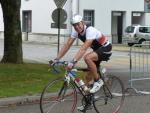 J&uuml;rgen Eisfeld nach 10 Kilometern Lauf und 100 Kilometern Rad bei der Durchfahrt zur dritten und letzten Radrunde &uuml;ber 50 Kilometer