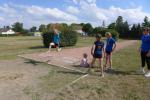W&auml;hrend die Jungs eine Runde Fu&szlig;ball spielen, probieren sich die M&auml;dchen an der Weitsprunganlage aus. Silke Vorrath fand je nach Witterung in der Turnhalle oder auf den Au&szlig;enanlagen gute Trainingsm&ouml;glichkeiten f&uuml;r ihre Sportgruppe in Hecklingen vor. 