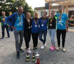 Gewinner waren sie alle, als am vergangenen Freitag der letzte Walker wieder den Sportplatz in Neuborna erreichte. Eingerahmt von den starken Gaensefurther M&auml;nnern Josef Hindricks und Rinaldo Schielke, strahlen Janine Wuwer, Kirsten Geist, Katrin Winkler-Hindricks und Sandra Homann mit ihren erlaufenen Troph&auml;en um die Wette (v.l.n.r.). 