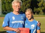 &Uuml;bungsleiter Joachim R&ouml;sler  &uuml;berreichte Alina f&uuml;r ihre Leistung einen Gutschein vom Sporthaus Koppius. Foto: N. Wulf, Volksstimme