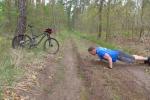 Der Radfahrer ist als Begleiter nicht richtig ausgelastet und sorgt f&uuml;r Belustigung bei den L&auml;ufern.