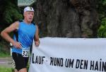 J&uuml;rgen Eisfeld biegt auf dem Weg zum Ziel ein. Wenig sp&auml;ter bemerkt  der Gaensefurther Triathlet, dass er zuvor falsch abgebogen war.